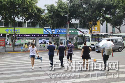 絕大多數(shù)市民都做到了自覺禮讓斑馬線，不橫穿馬路，不翻越欄桿，做到車讓人、人讓車