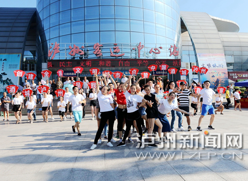 創(chuàng)文“快閃”。姚艾青 攝